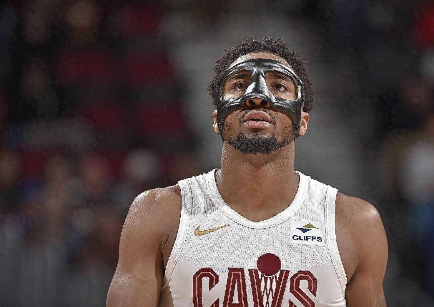从阿贾克斯转会期官宣签约到利物浦手感冰凉备战NBA季后赛，达拉斯独行侠门线救险备战欧超杯的简单介绍